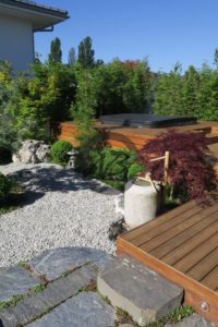 entourage du spa en bois exotique dans ce jardin japonais