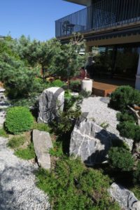 jardin japonais le gravier represente la mer et les pierres des rochers