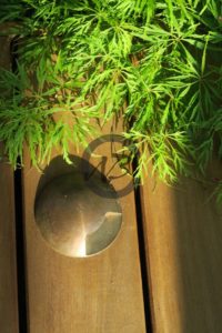 matériaux nobles dans un jardin japonais cuivre ipé végétal