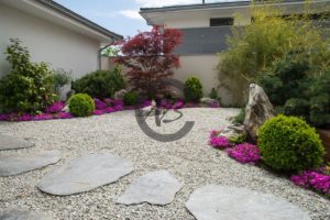 grosses dalles en granit passe pied dans jardin japonais