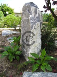 enrochement massif avec pierre veinée jardin japonais
