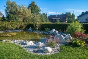 jardin japonais avec étang et gros blocs de pierre en granit