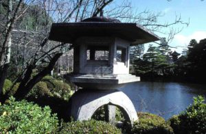 lanterne japonaise en pierre de granit dans le jardin japonais Heian à Kyoto