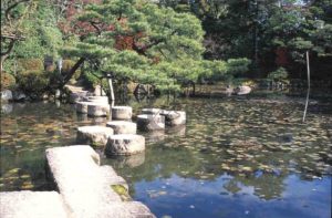 passe-pied en granit massif de pierres cylindriques dans le jardin Heian à Kyoto