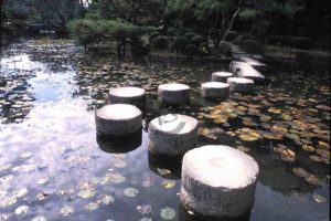 passe-pied en granit blanc cylindrique dans un étang à Kyoto